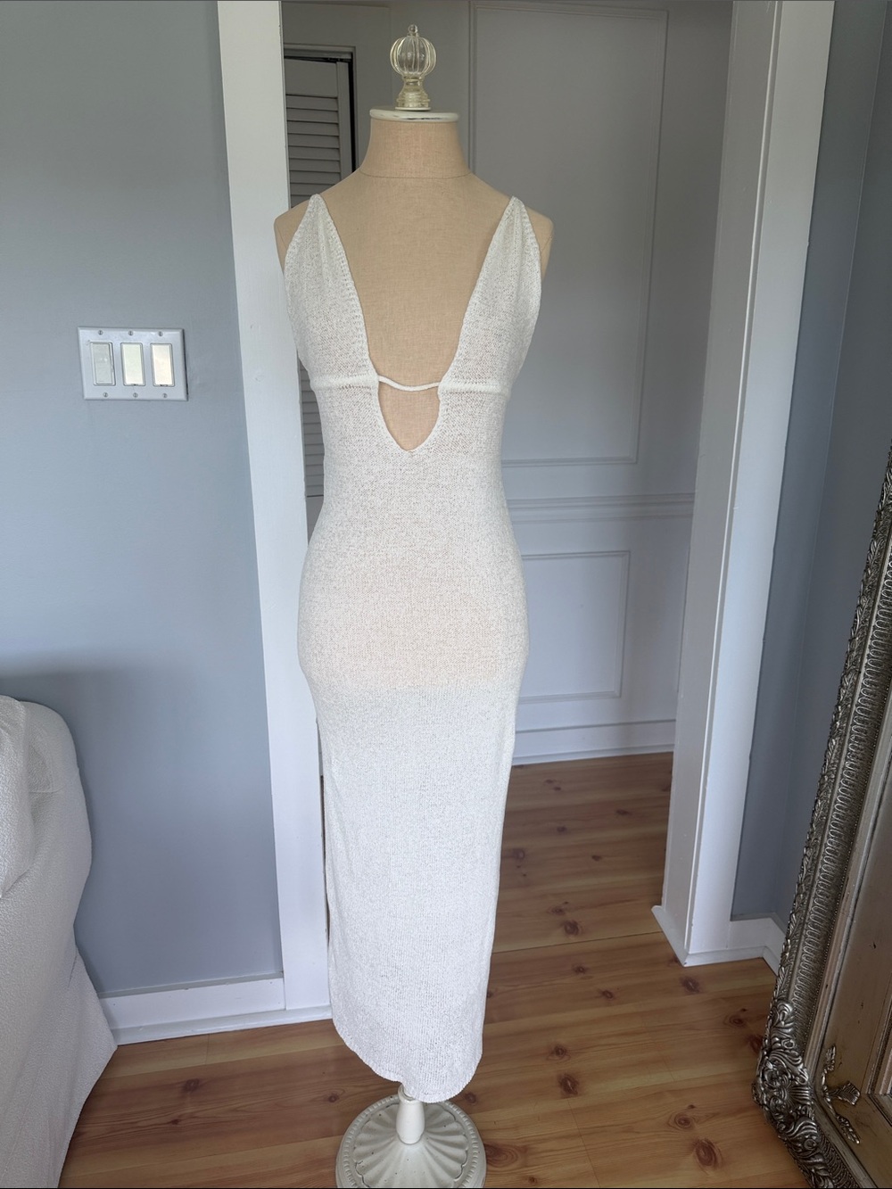 Elegant White Sleeveless V-Neck Maxi Dress